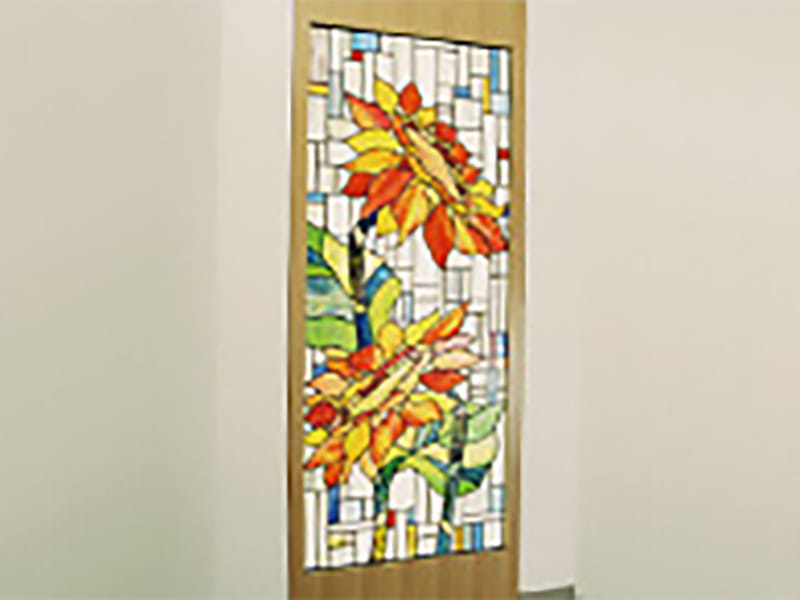 1階　更新会のシンボル、ひまわりのステンドグラス